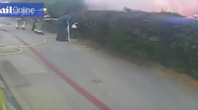 Βίντεο-σοκ: H στιγμή που οι φλόγες «καταπίνουν» πυροσβέστες (βίντεο)